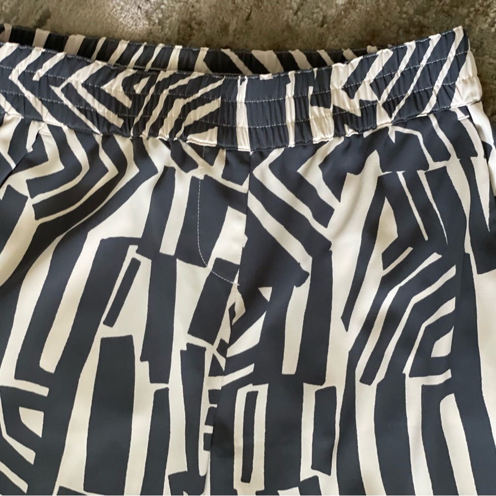 Loft palazzo wide leg pants with front and rear pockets. Soft fabric that flows - Picture 5 of 6